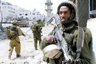 Během intifády ho Palestinci málem zabili. Amerického studenta ale média vydávala za oběť Izraelců - Médium.cz