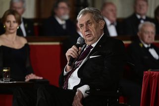 Zeman udělil vyznamenání ukrajinskému prezidentu Zelenskému, vyzdvihl jeho statečnost