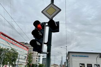 Za jízdu na červenou hned o papíry nepřijdete, ale za podobný přestupek se s řidičákem rozloučíte hned - Garáž.cz