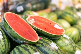 Krájené melouny v obchodech vám můžou zadělat na pořádný problém. Pozor na ty mimo chlaďák a pravidlo 2 hodin