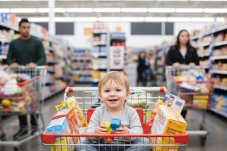 „Nechte ho z toho košíku hned slézt!“ Maminka posadila syna do vozíku a u pokladen vypukla hádka