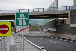 Vláda slibuje konec zdražování dálničních známek. Řidiči se radují, přitom nevidí tichou křivdu - Médium.cz