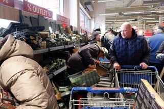 „Někdo se chce i rvát.“ Na slevovou prodejnu lidé čekali už od noci - Seznam Zprávy