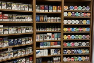 Na cigarety v Česku musí kuřák pracovat hodinu, v Rakousku jen 20 minut. Spotřební daň od ledna zasáhne všechny nikotinové výrobky