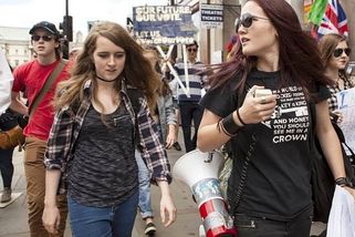 Mladí přestávají věřit v demokracii. Třetina by podpořila diktátorský režim