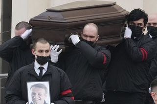 Blízcí se rozloučili s Navalným. Poslední sbohem mu přišly dát i tisíce Rusů - Seznam Zprávy