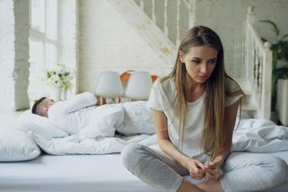 Když se z partnera stane dítě: Tichý zabiják přitažlivosti - Médium.cz