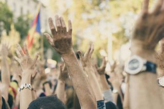 Postavte se na stranu občanské společnosti, vyzývá poslance přes 140 neziskových organizací - Médium.cz