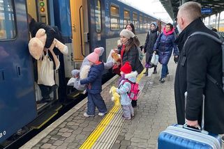 Pět dnů zdarma, pak za běžné jízdné. Stát chystá pravidla pro bezplatnou přepravu Ukrajinců - Zdopravy.cz