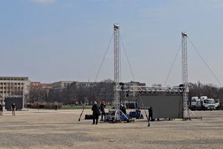Manévry na Letné den před demonstrací: Obří obrazovky, dlouhé řady toi-toiek, díry zasypané štěrkem - Novinky