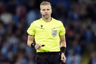 Fraška v přímém přenosu. Švédský rozhodčí drtil český tým, hráčům se i smál