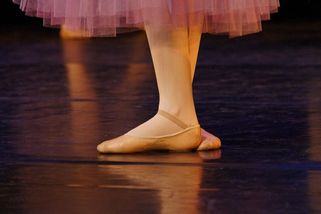 Baletka bez paží chce do profesionálního souboru. Vitória Bueno sbírá ceny a tančí i s hendikepem - Médium.cz