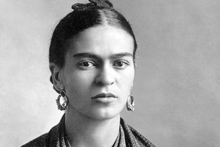 Žena s knírkem a srostlým obočím: Frida Kahlo milovala muže i ženy a svou bolest proměnila v umění