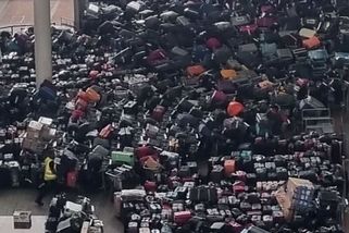 Zmatky a hromady zavazadel na londýnském letišti. Cestující zažili krušné chvíle - Novinky