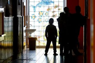 Na vycházkách z ústavu kradou, fetují a znásilňují. Většině mladistvých však ředitelé nemohou v odchodu bránit - Novinky