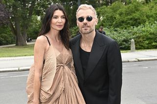 Tohle tělo si doma hýčká Leoš Mareš: Monika odhodila svršky a v tělovém prádle předvedla své břišáky - Super.cz