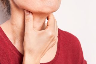 První úmrtí na záškrt po 55 letech. Není to banalita, tato nemoc umí udusit miminko i dospělého - Proženy.cz