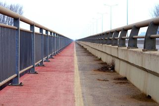 Červený a modrý asfalt - většina řidičů netuší, co to znamená - Médium.cz