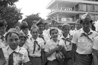 Dětství v Československu: Poslušnost, pionýři a igelitové pláštěnky - Médium.cz