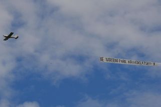 Hladík přijel lobbovat za národní park Křivoklátsko. Místní mu poslali vzkaz letadlem - Novinky