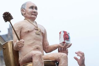 Evropské špičky vítala před Hradem vyvedená socha Putina - Novinky