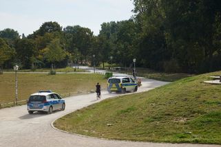 Migranti znásilnili ženu před zraky zbitého přítele. Německé úřady detaily o pachatelích tutlaly