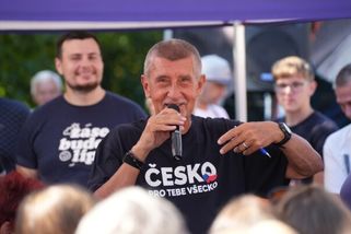 Andreje Babiše napadl na mítinku v Dobré muž berlí. Předseda hnutí ANO pak odjel do nemocnice