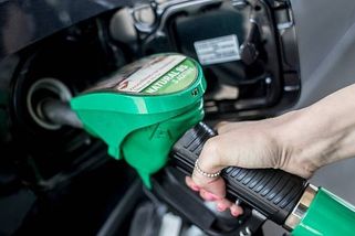 Naftová válka v EU: Kde zastropovali ceny, snížili daň a proč Česko vyčkává