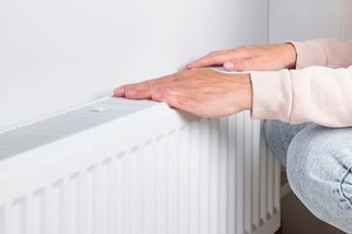 Když radiátor hřeje jen nahoře, stačí udělat jednu věc a do půl minuty topí naplno - EnergoZrouti.cz