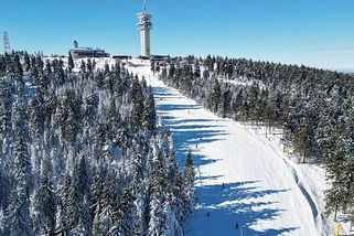 Klínovec otevřel sjezdovku Lázeňská. Skiareál láká lyžaře na metr sněhu