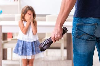 Psychiatr C. Höschl chtěl do škol vrátit tělesné tresty. Pro a proti. Vyjádřete svůj názor v anketě - Médium.cz