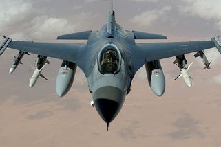 Nová taktika ukrajinské obrany: F-16 může sestřelit až 28 cílů v jednom letu