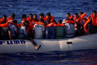 Počet migrantů mířících nelegálně do EU klesl o pětinu