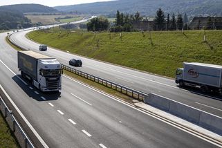 Poslanec chce rozvolnit nedělní zákaz jízdy pro kamiony - Novinky