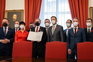 Demokraté rezignovali. Už nejde o Česko? - Médium.cz