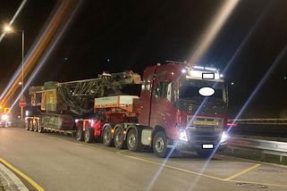 Policisté na dálnici D3 zastavili nadměrný náklad. Řidič odmítl kontrolní vážení