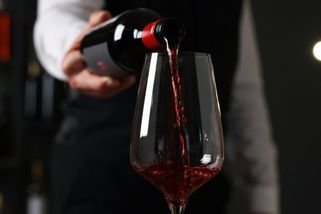 Kvíz: Nalijme si čistého vína. Víte o něm víc, než to, že je červené a bílé? Češi často ani neví, co pijí