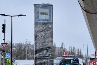 Nový vzhled pražských zastávek: legendární červené označníky město mění za tmavé - Novinky