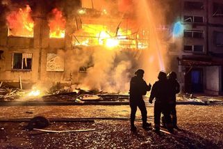 Lavina explozí se řítila blíž a blíž. Ukraj...