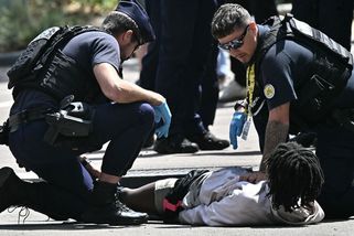 Dramatické scény na Tour: Muž s nožem ohrožoval diváky a napadl i policistu - Sport.cz