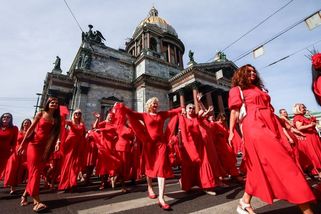 Fotky z extravagantní rudé oslavy v Petrohradě: Ať žije rodina a Putin - Seznam Zprávy