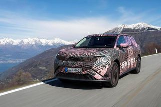 Nová Škoda zvedla ze židle i klidné Italy. Pod růžovou se schovávají netradiční kliky