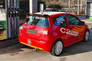 Na českých čerpacích stanicích je možné natankovat závodní palivo. Projeví se to i na sériovém autě