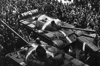 Přepište dějiny! Komunisté obhajují okupaci a sní o změně režimu - Médium.cz