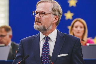 Razatně snižujeme počty státních úředníků, tvrdí premiér Fiala. Skutečně? - Médium.cz