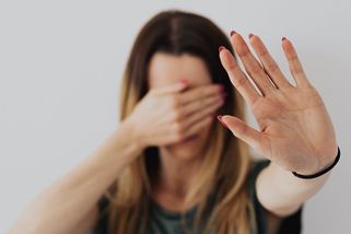 Druhák dostal kouli z češtiny. „Hyena. Nána. Příšera.“ Lynč jeho učitelky v médiích a na síti - Médium.cz