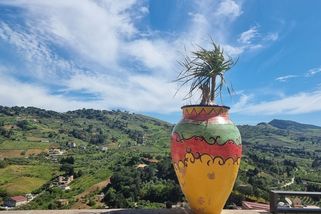 Koupili jsme dům na Sicílii - S nájemci, kteří neplatí nájem a odmítají se vystěhovat - Médium.cz