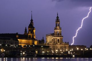 Blesk v Drážďanech zranil 12 lidí, dva museli záchranáři oživovat - Novinky
