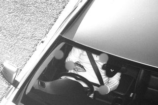 Nová zbraň policistů. AI kamery zachytí řidiče s telefonem i bez zapnutého pásu - Novinky