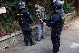 „Pomoc!“ Záběry, jak těžkooděnci zadrželi aktivistu kempujícího před vládou - Seznam Zprávy